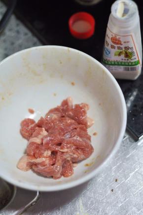 牛肉加少许小苏打腌制十分钟，再加入淀粉和胡椒粉抓匀。