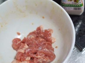 牛肉加少许小苏打腌制十分钟，再加入淀粉和胡椒粉抓匀。