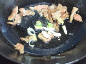 加入葱 、姜、蒜。