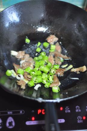 加入杭椒。
