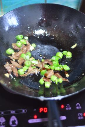 加入盐和蚝油。