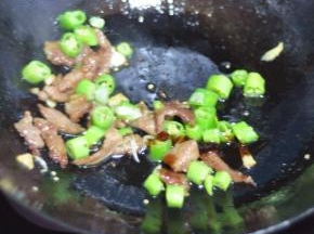 加入盐和蚝油。