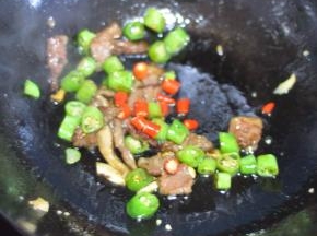 最后放入朝天椒。