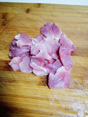 里脊肉洗净切片