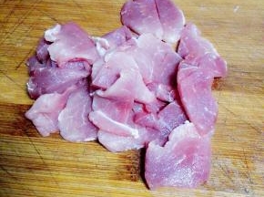 里脊肉洗净切片