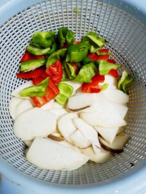 青椒，红椒，洗净，去籽，切小块