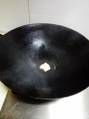 锅内放入猪油，大火融化