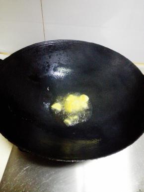 放入生姜片，爆炒
