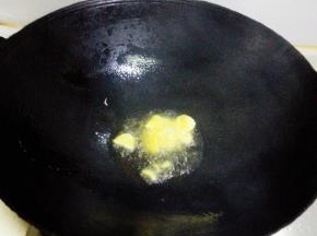 放入生姜片，爆炒