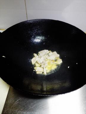 放入里脊肉，翻炒后，加入料酒翻炒