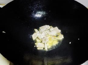 放入里脊肉，翻炒后，加入料酒翻炒