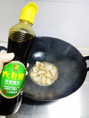 放入六月鲜生抽翻炒