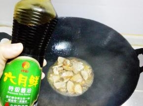 放入六月鲜生抽翻炒