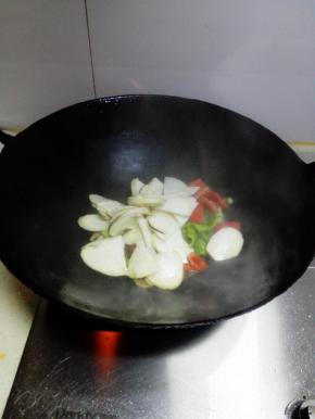 放入杏鲍菇和青红椒，大火翻炒