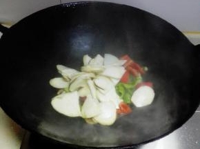 放入杏鲍菇和青红椒，大火翻炒