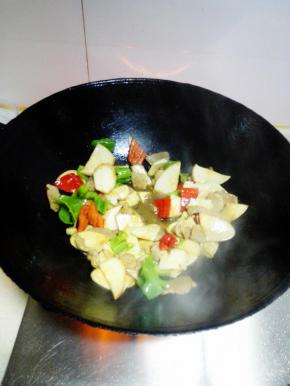 至9分熟，放入盐，糖