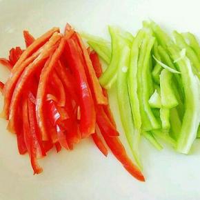 青红椒切成丝。