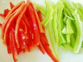 青红椒切成丝。