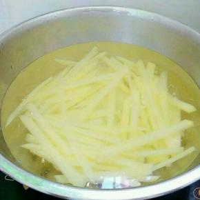 土豆丝放入沸水焯熟，捞出过清水备用。