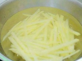 土豆丝放入沸水焯熟，捞出过清水备用。
