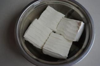 买回来的老豆腐用盐水浸泡