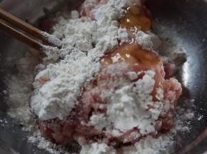 猪肉末里加入姜蒜末、酒、盐、生粉、11克鲍鱼汁和胡椒粉调味
