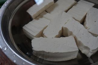 将豆腐从中间切开，一分为二