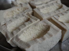 挖好的豆腐放碟中