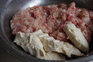 挖出来的豆腐块放在猪肉馅里
