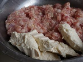 挖出来的豆腐块放在猪肉馅里