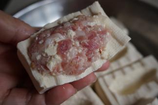 将肉馅填回刚才挖出来的坑里，要压得紧实一点