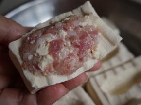 将肉馅填回刚才挖出来的坑里，要压得紧实一点