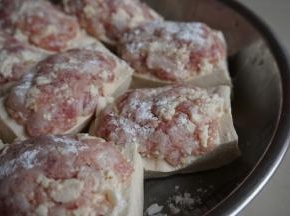 在豆腐的表面拍薄薄的一层生粉