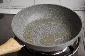 在麦饭石锅里加入花生油，大火加热