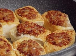 大概煎4、5分钟，煎至金黄翻面，继续煎几分钟