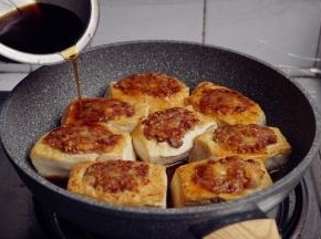 将酱油、糖、2克盐、9克鲍鱼汁和半碗水放入碗里调成酱汁，淋在豆腐上