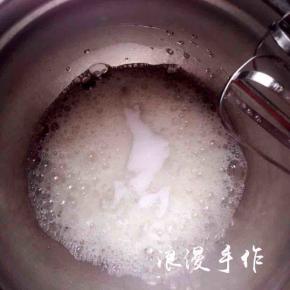 取出蛋清打出鱼眼泡时加入1/3的细砂糖继续打发
