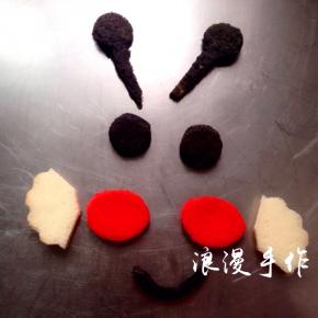 利用烤蛋糕的时间，把刚刚做的杯子蛋糕处理一下。利用模具或剪刀或者一切可以利用的工具把小蜜蜂的配件做出来