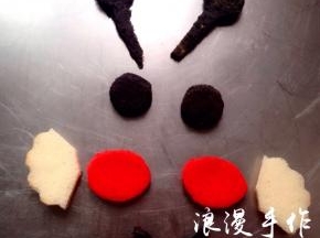 利用烤蛋糕的时间，把刚刚做的杯子蛋糕处理一下。利用模具或剪刀或者一切可以利用的工具把小蜜蜂的配件做出来