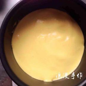 模具中均匀挤入70克南瓜蛋糕糊