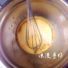 加入牛奶和色拉油搅拌均匀
