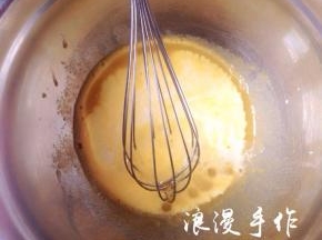 加入牛奶和色拉油搅拌均匀