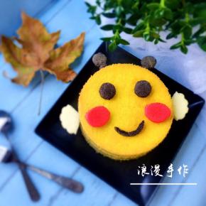 利用牙签把耳朵和触角插上，再把眼睛、嘴，红脸蛋摆在相应的位置上即可