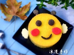 利用牙签把耳朵和触角插上，再把眼睛、嘴，红脸蛋摆在相应的位置上即可