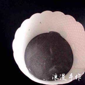 170度预热烤箱，取10g面糊加入适量的竹炭粉翻拌均匀，倒入纸杯中