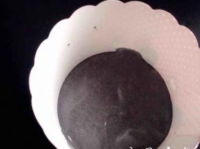 170度预热烤箱，取10g面糊加入适量的竹炭粉翻拌均匀，倒入纸杯中