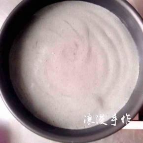 再均匀挤入70克竹炭粉蛋糕糊