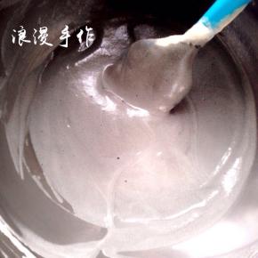 另一份加入竹炭粉翻拌均匀