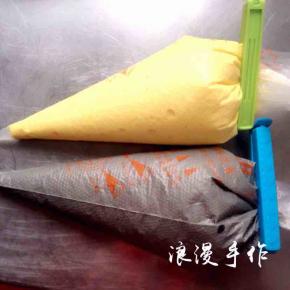 179度预热烤箱。把两份蛋糕糊装入裱花袋中
