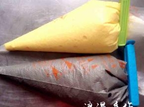179度预热烤箱。把两份蛋糕糊装入裱花袋中